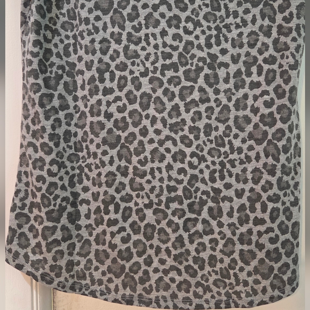 Women's Zoe&Liv Gray Leopard Print T Shirt, Size XL - Picture 7 of 7